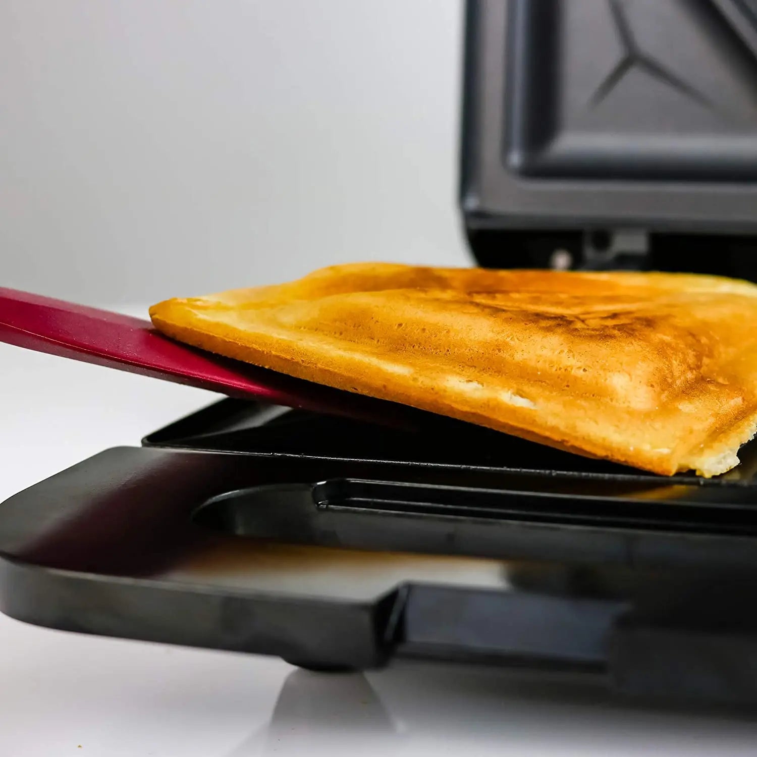 Sandwich triangulaire chaud avec café du matin