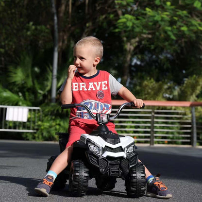 Deux enfants sur quad électrique en extérieur
