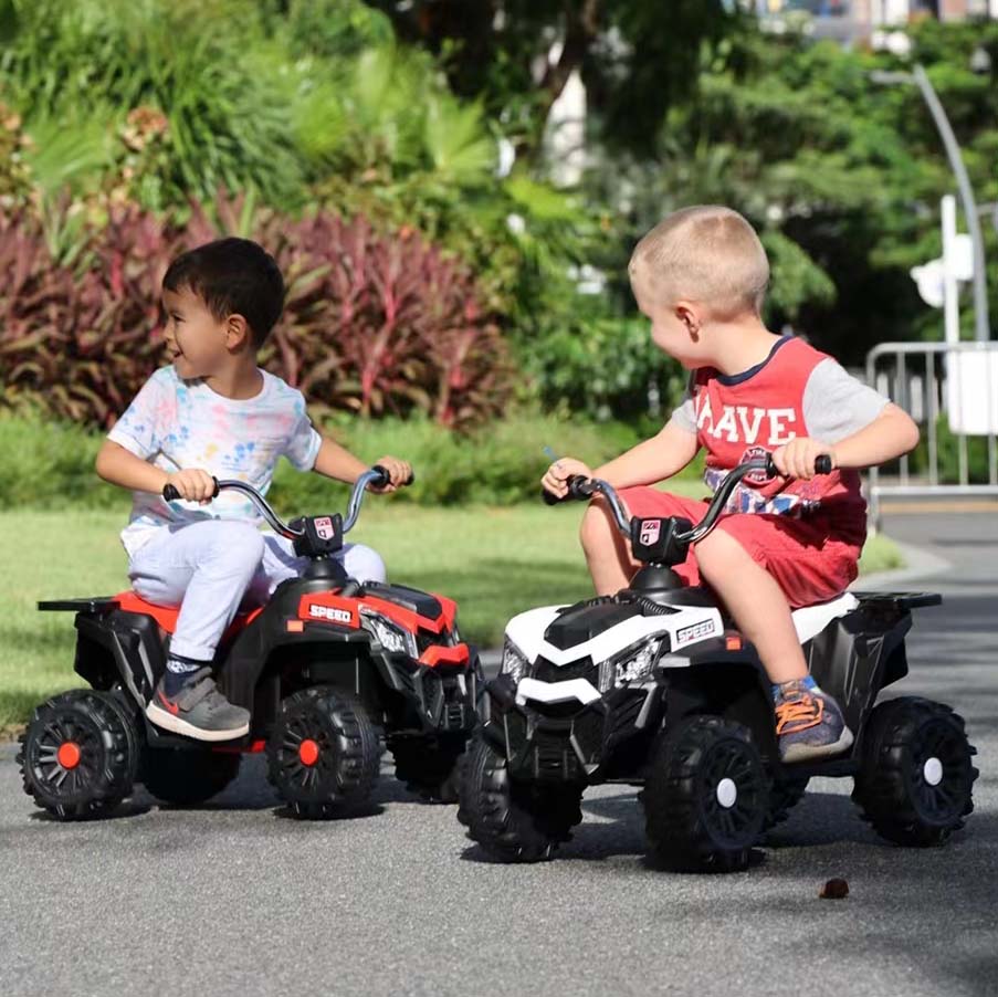 Enfant conduisant un quad électrique blanc