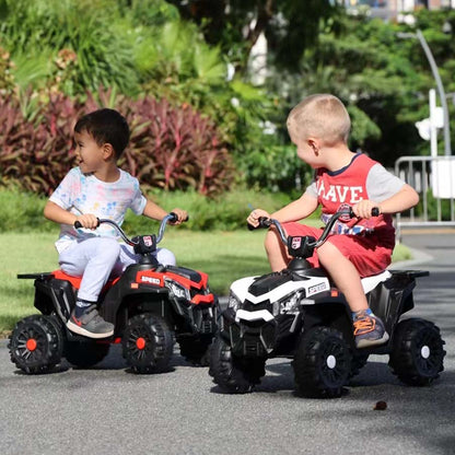 Enfant conduisant un quad électrique blanc