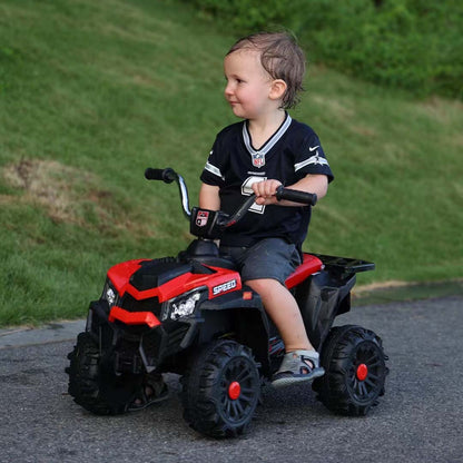 Enfant souriant sur quad électrique rouge