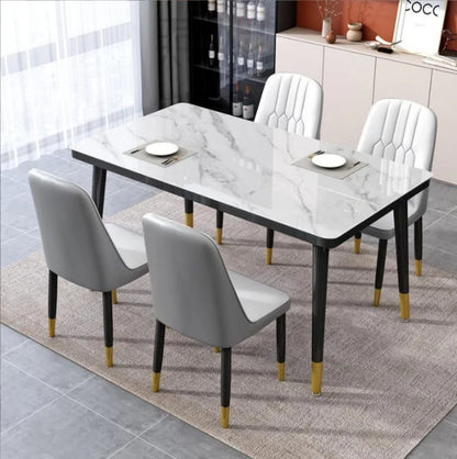Table à manger marbre avec 4 chaises beige - ambiance salon moderne