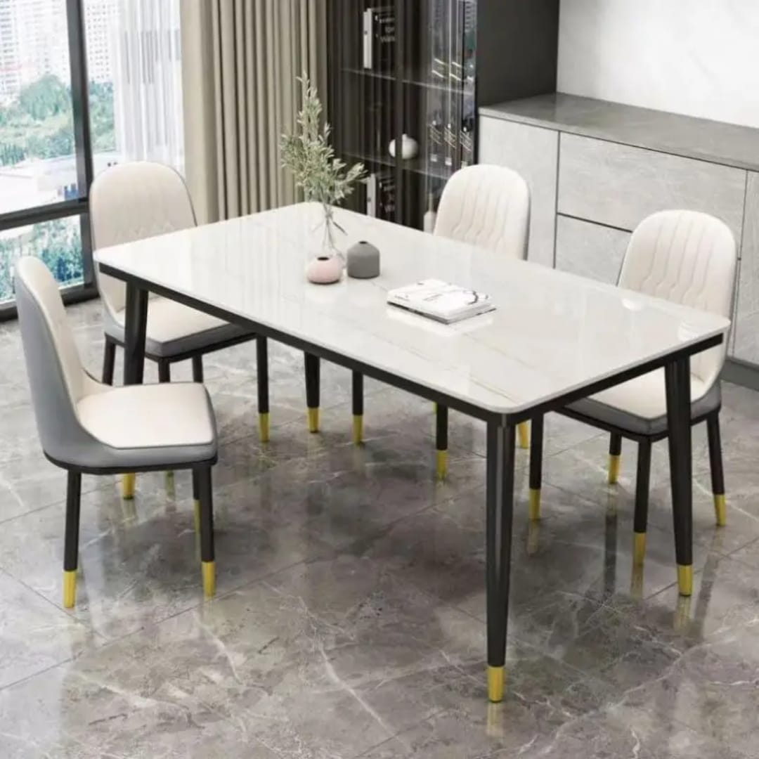 Table à manger marbre avec 4 chaises grises - vue de côté