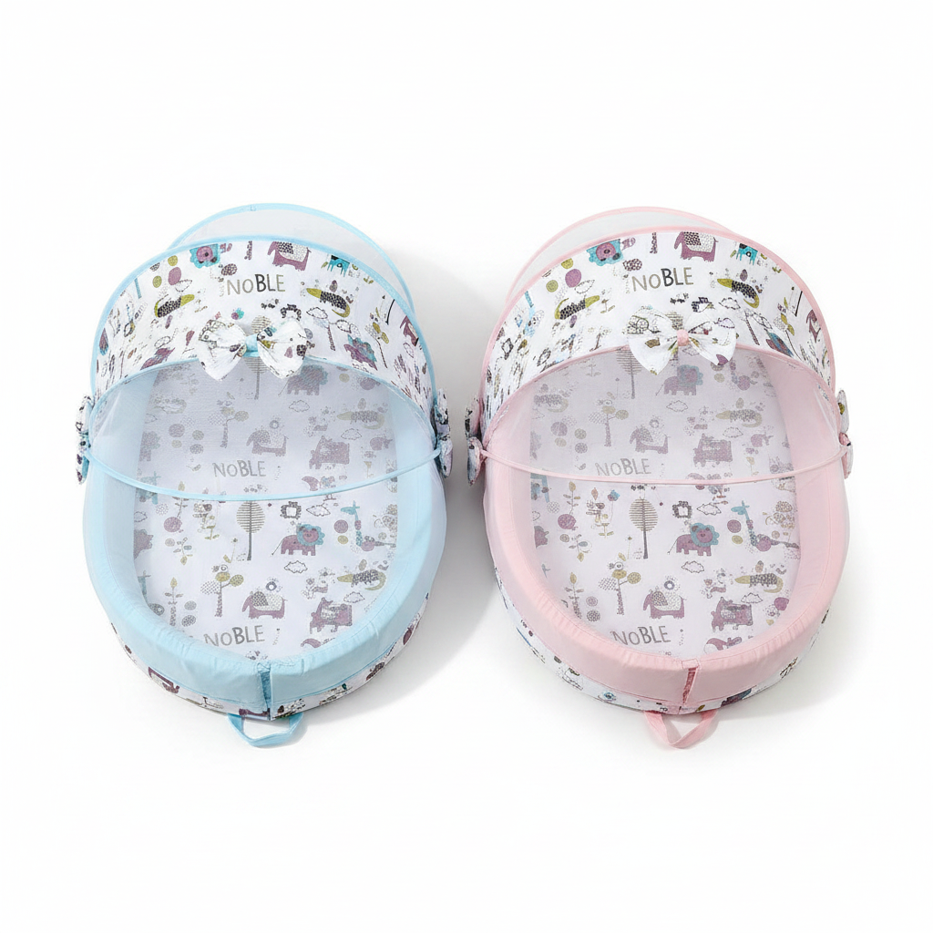 Lifestyle — détail tissu et moustiquaire du lit bébé portable