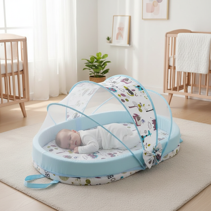 Lifestyle — bébé dormant dans le lit portable avec moustiquaire